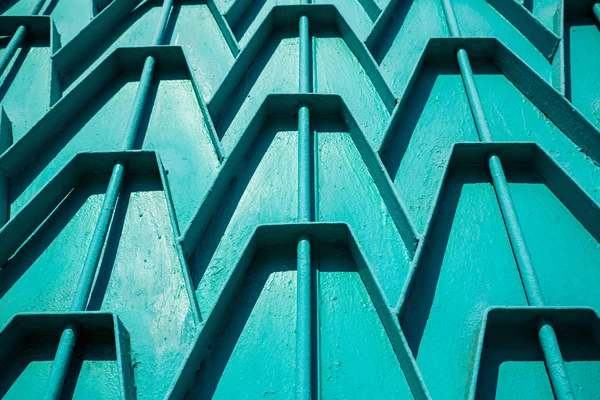 Pièces décoratives de portes métalliques. Clôture turquoise en métal. Texture o — Photo