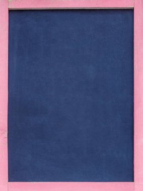 Renkli boya kalemi ile yazmak için pembe bir çerçeve ile kara tahta