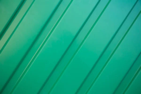 Partie d'une clôture métallique verte avec des rayures. Modèle abstrait, dos — Photo