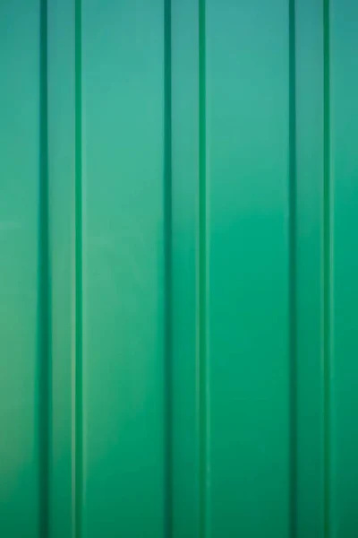 Częścią zielony ogrodzenia metalowe z paskami. Abstrakcyjny wzór, powrót — Zdjęcie stockowe