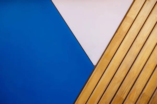Fragment zdi z dřevěných trámů světle barvy s modrou — Stock fotografie