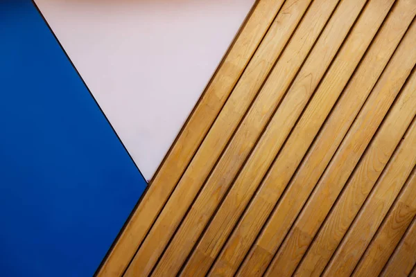 Fragmento de la pared de las vigas de madera color claro con azul — Foto de Stock
