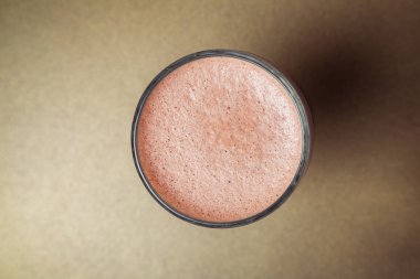 Cam fincan kakao ile altın zemin üzerine krem yakın çekim. Görünüm 