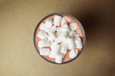 Cam fincan kakao ile altın b krem ve hatmi yakın çekim