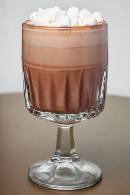 Cam fincan kakao ile beyaz krema ve hatmi yakın çekim 