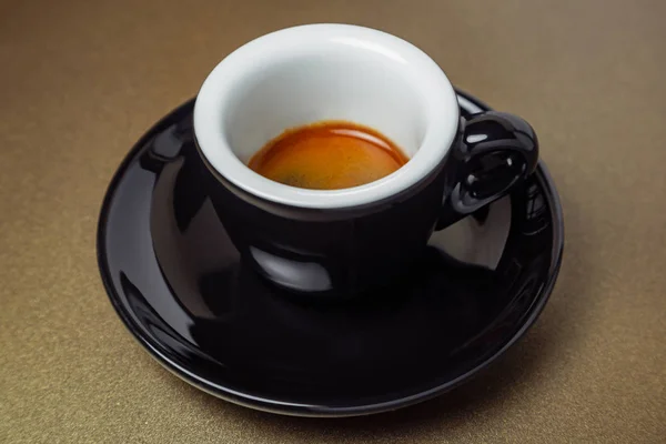Czarny ceramiczny kubek kawy espresso i kubek zbliżenie na złoto ba — Zdjęcie stockowe