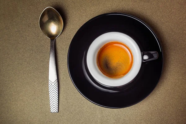 Czarny ceramiczny kubek kawy espresso i kubek zbliżenie na złoto ba — Zdjęcie stockowe