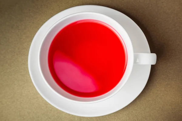 Hibiscus herbata czerwona w białe ceramiczne filiżanki i plasterek pomarańczy z mi — Zdjęcie stockowe