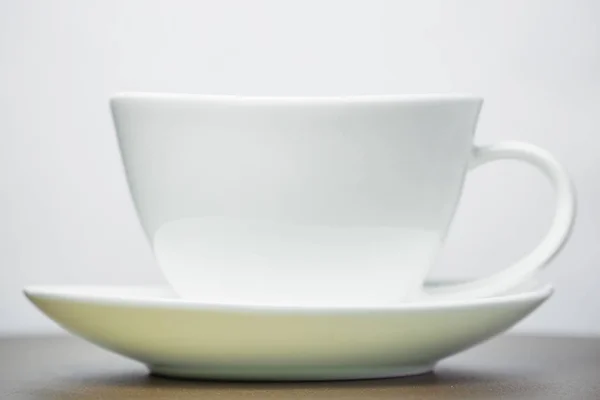 Biały ceramicznych Puchar i kubek makro na białym tle. Po stronie vie — Zdjęcie stockowe