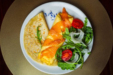 Somon, krem peynir, ıspanak üzerinde bir WHI Floransa omlet