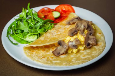 Bir WHI üzerinde mozzarella ve champignon mantarlı omlet