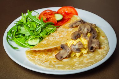 Bir WHI üzerinde mozzarella ve champignon mantarlı omlet