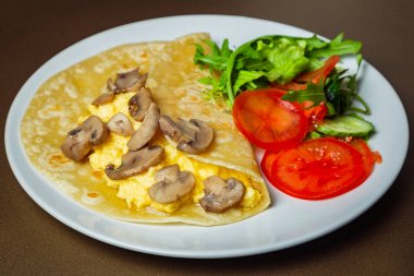 Bir WHI üzerinde mozzarella ve champignon mantarlı omlet