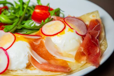 Yumurta Benedict hamoon, turp, domates ve Olandes s