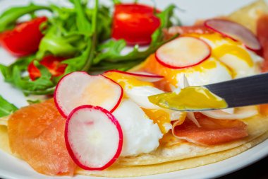 Yumurta Benedict hamoon, turp, domates ve Olandes s