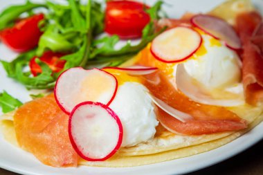 Yumurta Benedict hamoon, turp, domates ve Olandes s