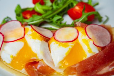 Yumurta Benedict hamoon, turp, domates ve Olandes s