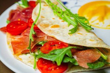 Piadina chamoon, mozzarella, domates ve arca üzerinde bir 