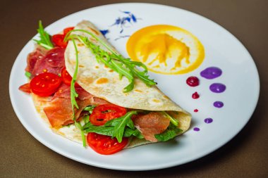 Piadina chamoon, mozzarella, domates ve arca üzerinde bir 