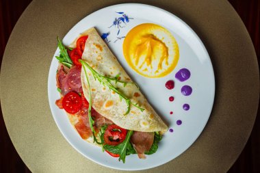 Piadina chamoon, mozzarella, domates ve arca üzerinde bir 