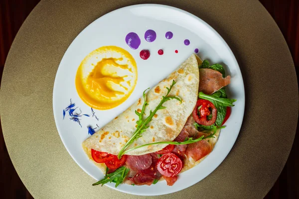 Piadina chamoon, mozzarella, domates ve arca üzerinde bir 