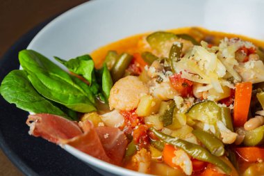 İtalyan sebzeli çorba çorba altın arka seramik beyaz bir kase içinde