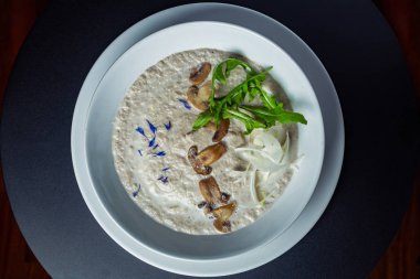 Seramik beyaz kase o siyah truffle ile mantar kremalı çorba