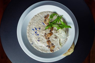 Seramik beyaz kase o siyah truffle ile mantar kremalı çorba