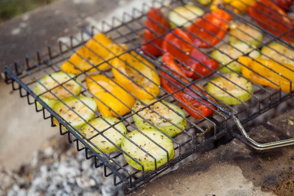 Heerlijke plakjes groenten worden gekookt op een grill op hete kolen — Stockfoto