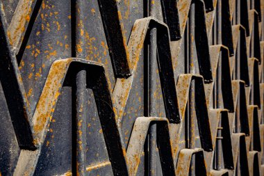 Paslı metal çit. Metal kapı Dekoratif parçalar. O doku