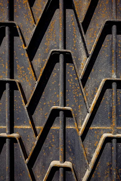 Valla oxidada de metal. Partes decorativas de portones metálicos. Textura de o —  Fotos de Stock