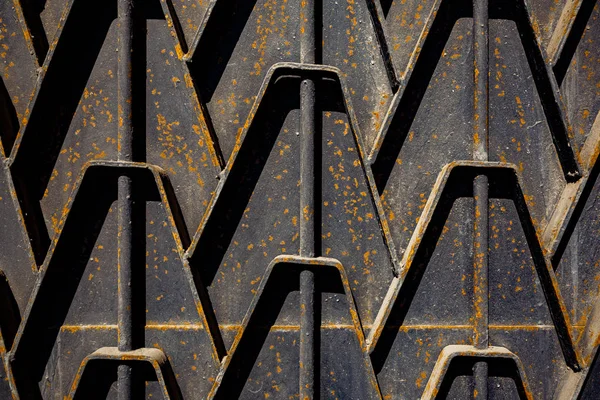 Metal rusty fence. Decorative parts of metal gates. Texture of o — Stock Photo, Image