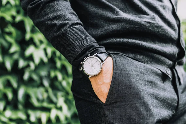 Nahaufnahme Mode Bild der Luxusuhr am Handgelenk von man.body Detail eines Geschäftsmannes Hand in einem grauen Hemd mit Manschettenknöpfen in einer Hosentasche Nahaufnahme. Tonkorrektur — Stockfoto