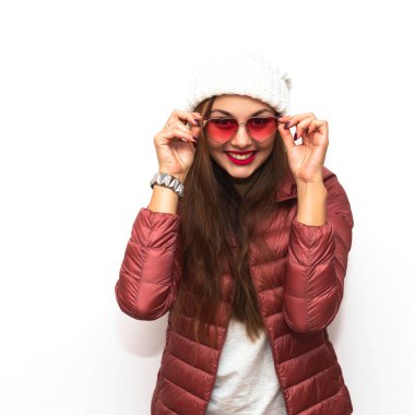 Güzel kız kamera için poz