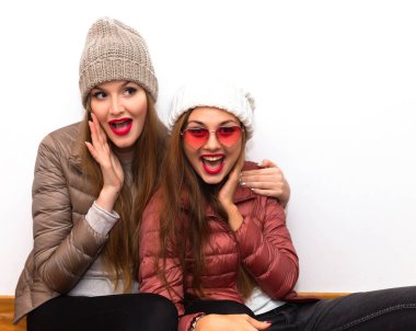 Birlikte ayakta, eğlenmek kızlar