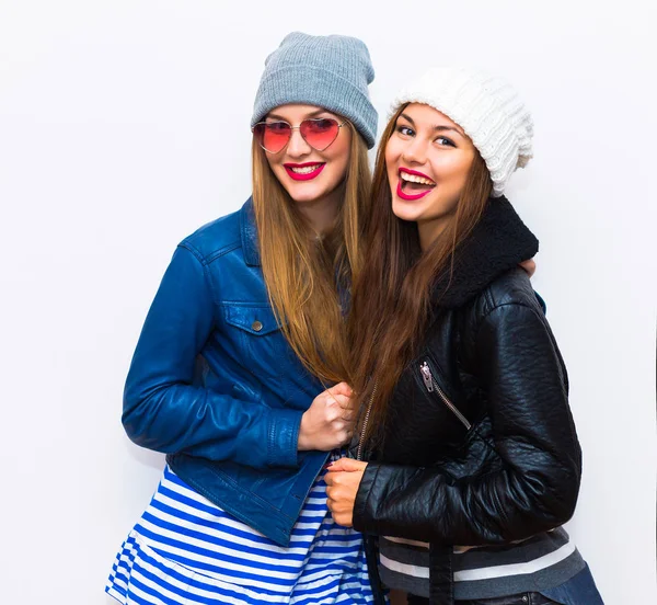 Girls standing together, having fun — Stock Photo, Image