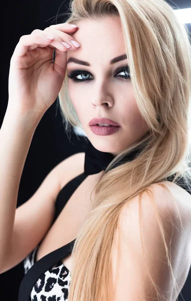 Close up fashion Portrait of beautiful blonde woman with bright make-up smoky eyes.magnificent beautiful young woman with perfect skin closeup,with long blonde hair and blue eyes.Studio shot. — Stock Photo, Image