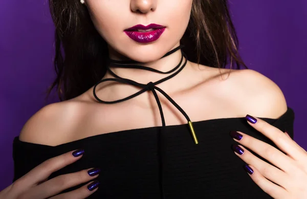 Ragazza elegante con labbra sensuali e collo con accessorio fiocco girocollo nero.Primo piano di bella moda giovane donna con girocollo nero sul collo. Vestito nero, labbra e capelli modello nella foto — Foto Stock