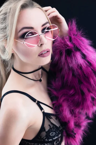 Beauty Fashion Model Mädchen Schwarz-Weiß-Porträt, trägt stylische Sonnenbrille und Choker. sexy Frauenporträt mit perfektem Make-up und blonder Frisur, trendige Accessoires. Schönheitstrends — Stockfoto