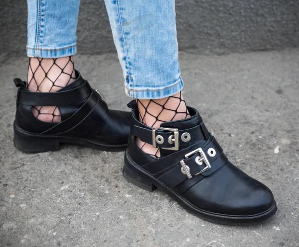 Detalles del traje de moda otoño. mujer de moda con pantalones vaqueros rasgados con mocasines, medias de rejilla . —  Fotos de Stock