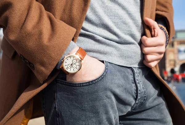 Vintage smart casual outfit buiten. Fashion model man poseren in herfst park. Geschikt man posing.closeup mode beeld luxe horloge aan pols van man.body detail van een zakenman. — Stockfoto