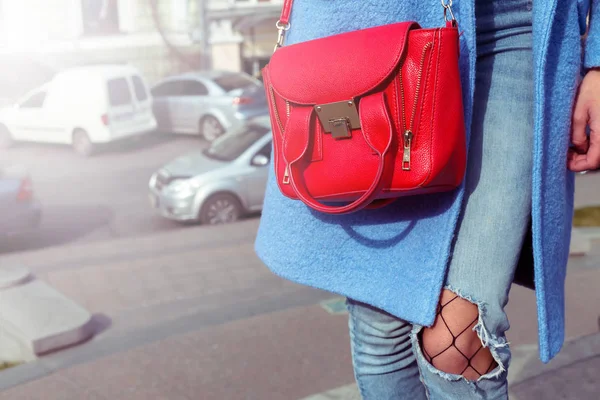 A mão no casaco. Menina de casaco com enfermeira saco vermelho. Casaco azul pálido. Roupeiro de outono. Olha para a rua. Look de moda. Estilo de rua. Roupa de Outono. Modelo de moda. Moda urbana . — Fotografia de Stock