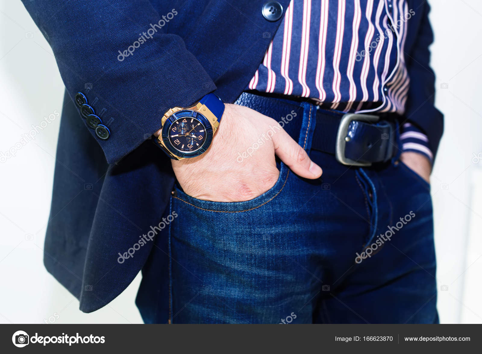腕時計ビジネス スーツのポケットに手をクローズ アップ ビジネスの男性の Man Body 詳細の手首に高級時計のクローズ アップの ファッション画像 ズボンのポケットにカフスとグレーのシャツの男の手 ストック写真 C Nicoleclaudia