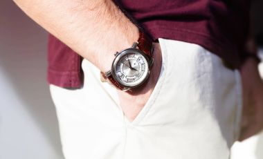 Bir iş adamı man.body ayrıntı lüks seyretmek üstünde kol bileği closeup moda görüntüsü. Adamın elinde bej pantolon cebinde closeup sıkılmış t-shirt. Casual kıyafet. Tonal düzeltme