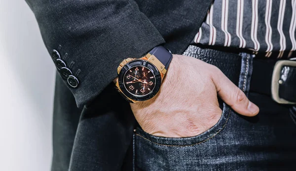 Close-up mode beeld van luxe horloge aan pols van man.body detail van een zakenman. Iemands hand in een grijs shirt met Manchetknopen in een broek zak close-up. Tonale correctie — Stockfoto