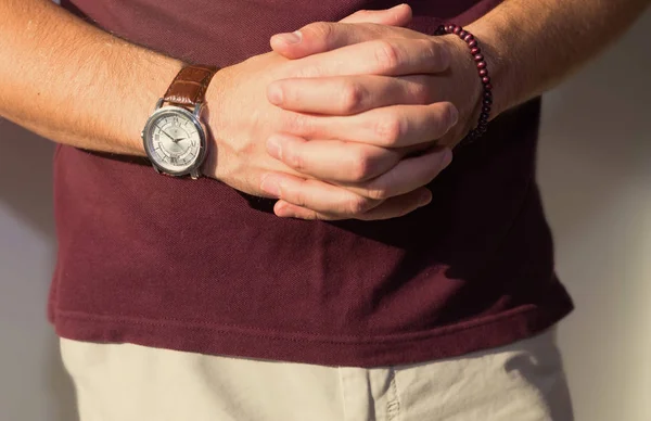 Lifestyle φωτογραφία του κομψό επιχειρηματίες φοράει ρολόι πολυτελείας. Επιτυχημένος άνδρας. — Φωτογραφία Αρχείου