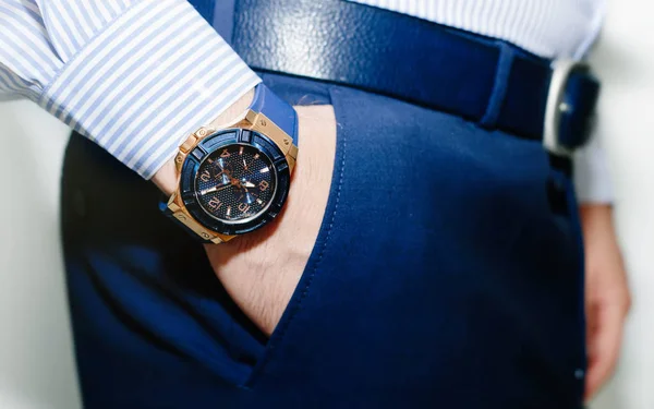 Close-up mode beeld van luxe horloge aan pols van man.body detail van een zakenman. De hand van de man in een wit overhemd met Manchetknopen in een broek zak close-up. Tonale correctie — Stockfoto