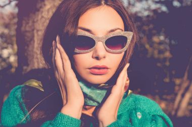 Bir kazak sonbaharda güzel kadın. Sıcak ışık gün batımı. Güzel bayanın sonbahar manzara fotoğrafı açık moda