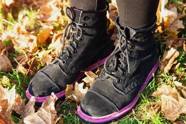 Vandring genom hösten lämnar, närbild. Fötter sneakers promenader på hösten blad i park med hösten säsongen naturen på bakgrund livsstil mode trendiga stil — Stockfoto