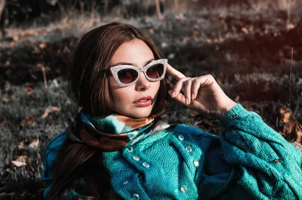 Bir kazak sonbaharda güzel kadın. Sıcak ışık gün batımı. Güzel bayanın sonbahar manzara fotoğrafı açık moda